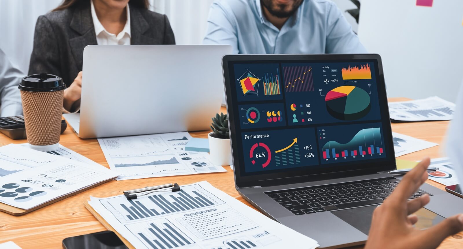 analyst team use BI Fintech software to analyze financial data on meeting table